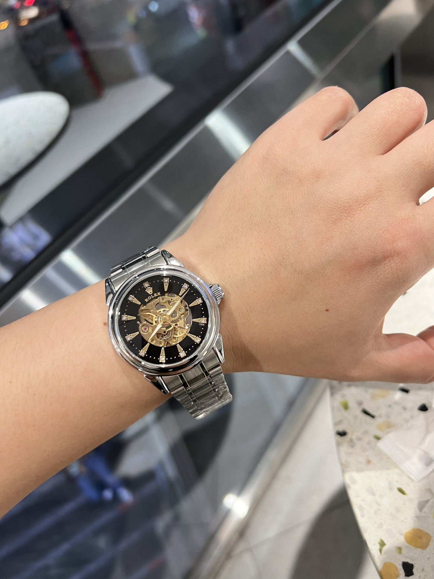 💰120
品牌：劳力士🔥🔥🔥 男士休闲男士机械，，浩瀚大气）奢华高雅类型：精品男士腕表（新品）表带：刚强度钢带（舒适）机芯:全自动机械机芯（稳定）镜面：矿物质镜面（高清，耐磨）大气爆款 至尊无上，王者回来！尺寸：直径40mm厚度11mm