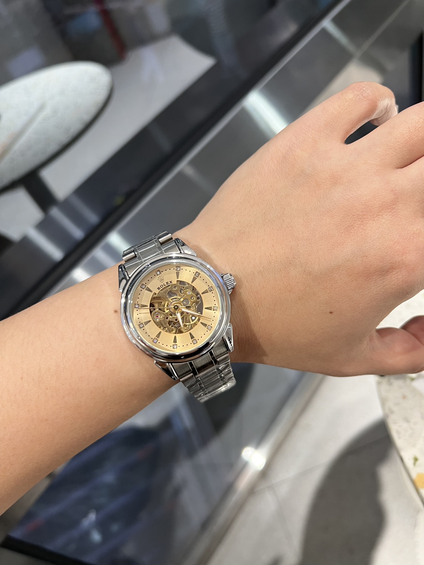 💰120
品牌：劳力士🔥🔥🔥 男士休闲男士机械，，浩瀚大气）奢华高雅类型：精品男士腕表（新品）表带：刚强度钢带（舒适）机芯:全自动机械机芯（稳定）镜面：矿物质镜面（高清，耐磨）大气爆款 至尊无上，王者回来！尺寸：直径40mm厚度11mm