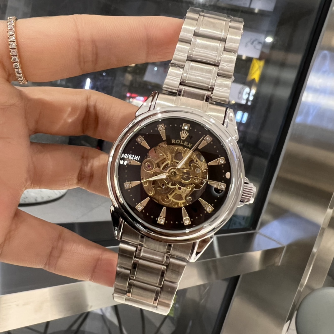 💰120
品牌：劳力士🔥🔥🔥 男士休闲男士机械，，浩瀚大气）奢华高雅类型：精品男士腕表（新品）表带：刚强度钢带（舒适）机芯:全自动机械机芯（稳定）镜面：矿物质镜面（高清，耐磨）大气爆款 至尊无上，王者回来！尺寸：直径40mm厚度11mm