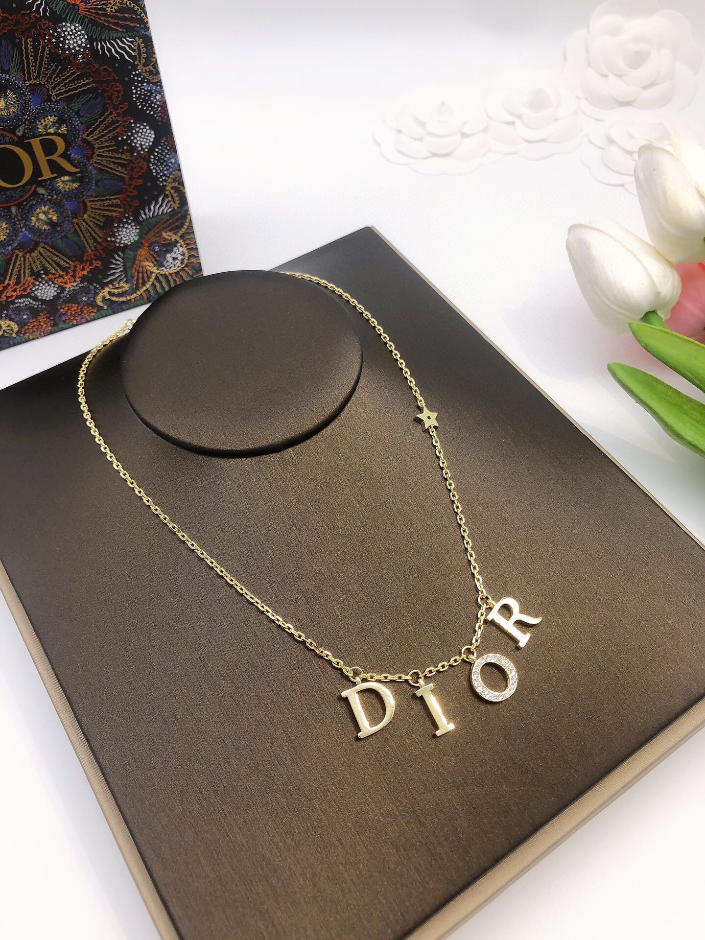 N.º DXL0001 👌 Collar de letras Dior 2020 nuevo, lanzado en tiendas exclusivas, tan hermoso que no se puede describir, …