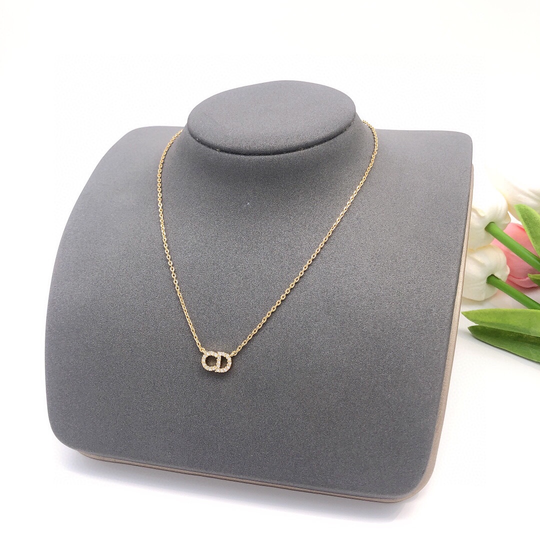 NO:105310,Number DXL0007 Dior DIOR Original new product Mini CD diamond-inlaid necklace. High-end quality, 1:1 mold opening for the counter, original version of the counter is made of brass!  Advanced 925 silver needle anti-allergic treatment, CNC fine engraving, impeccable details, versatile and not picky about face shape, fashionable and confident and not ostentatious, making it charming, jewelry quality, dior, dior, necklace19860909编号DXL0007 迪奥DIOR 原单新品 迷你CD镶钻项链.高端品质,专柜1:1开模,专柜原版同黄铜材质！高级925银针防过敏处理,CNC精雕刻,细节无可挑剔,百搭不挑脸型,时尚自信且不张扬,使其魅,饰品精品,dior,dior,necklace,Jewelry