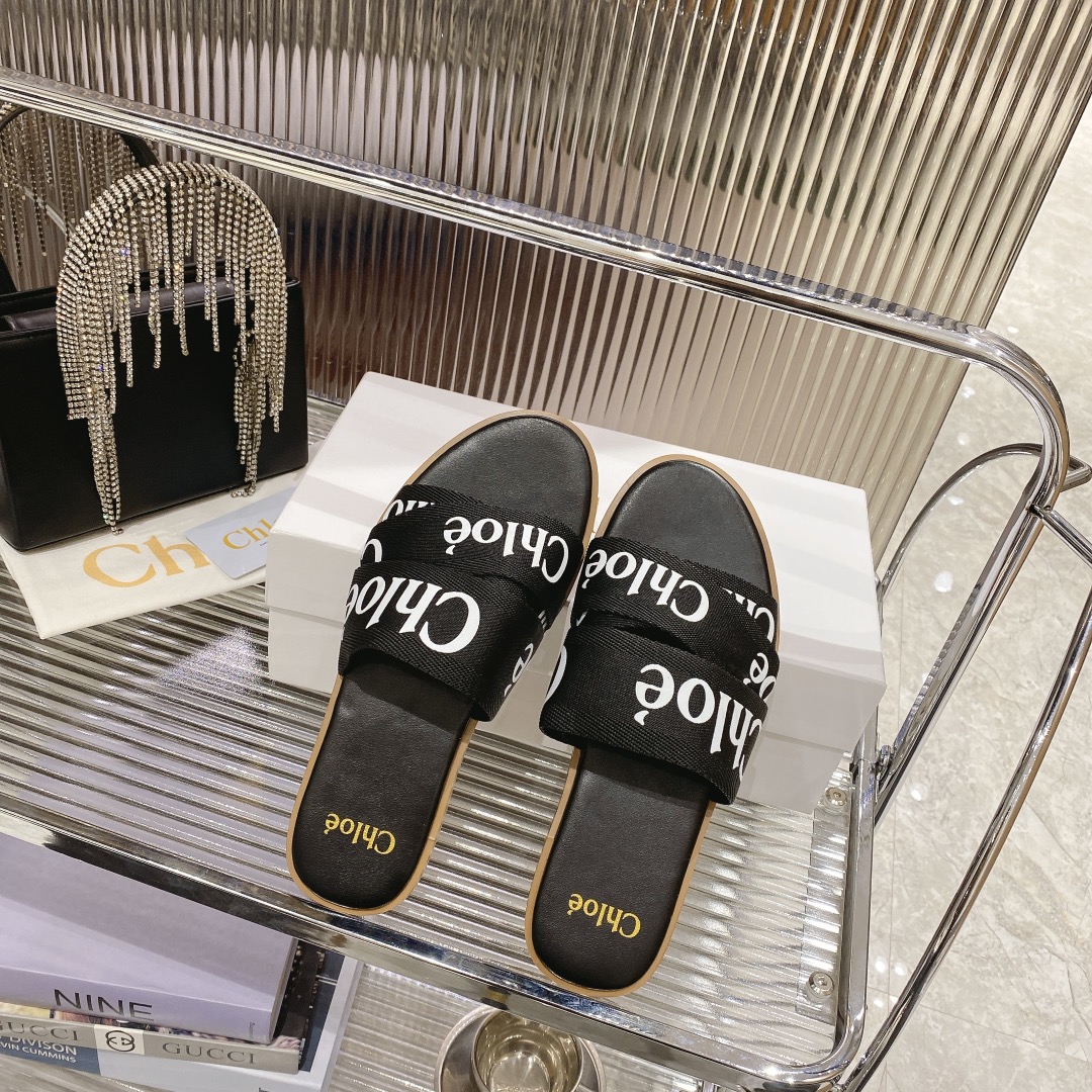 NO:234482,2025/Chloe's latest cross-woven belt Roman slippers. Before the stars were on the show, we were the first to buy it in Europe to replicate [Deyi][Deyi] Imported custom-made high-density multi-material combination webbing is not ordinary canvas, and it is very straight, not too soft, unshakable and collapsed like the ones on the market, and it feels smooth. 3D CNC waterproof printing logo. Original private mold high-density rubber foam sole. Artificial Goodyear threading. With the back palm, it is a small cowhide pad. All the positions are just right, but the degree is not exaggerated. All our craftsmanship is the same as the original material. It is definitely a pair of must-have tools for walking!  !  Code 35-39M Standard Code Two colors with original packaging genuine leather upsole, slippers, chloe, loewe, slippers, cowhide, Leather soles198609092025/Chloe（克洛伊）最新的交叉编织带罗马拖鞋 明星们还没上脚秀 我们就抢先欧洲购入来复刻[得意][得意] 进口定做的高密度多物料组合织带 并不是一般的帆布 而且十分笔挺 不像市场上的太软又没型又坍塌 而且手感柔滑 3D数控防水印刷logo字样 原版私模高密度橡胶发泡鞋底 人工固特异手法穿线 配上后掌位置挖槽填充牛皮小垫 所有的位置刚刚好 不过度 不浮夸 我们所有的工艺与材质原版一致 绝对是一双耐穿耐看行走江湖必备利器！！ 码数35-39M标准码 两个颜色 配原版包装 真皮大底元,拖鞋,chloe,loewe,slippers,cowhide,Leather soles,Women's Shoes