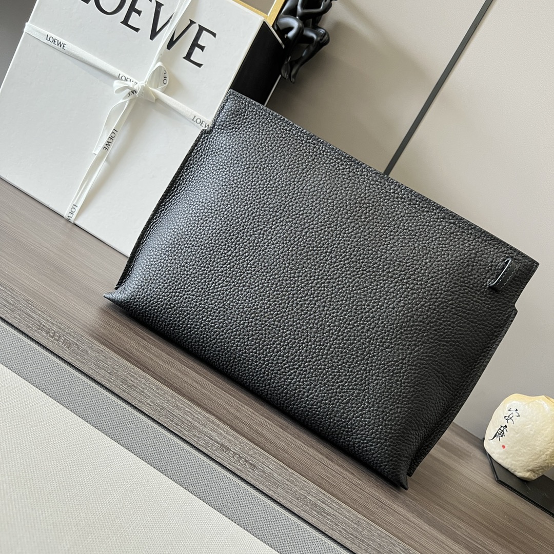 Loewe 粒面牛皮革T pouch 系列手包 多功能的顶部拉链小袋 因为带有独特的T型杆廓形