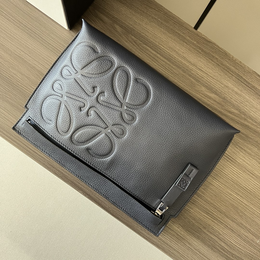 Loewe 粒面牛皮革T pouch 系列手包 多功能的顶部拉链小袋 因为带有独特的T型杆廓形