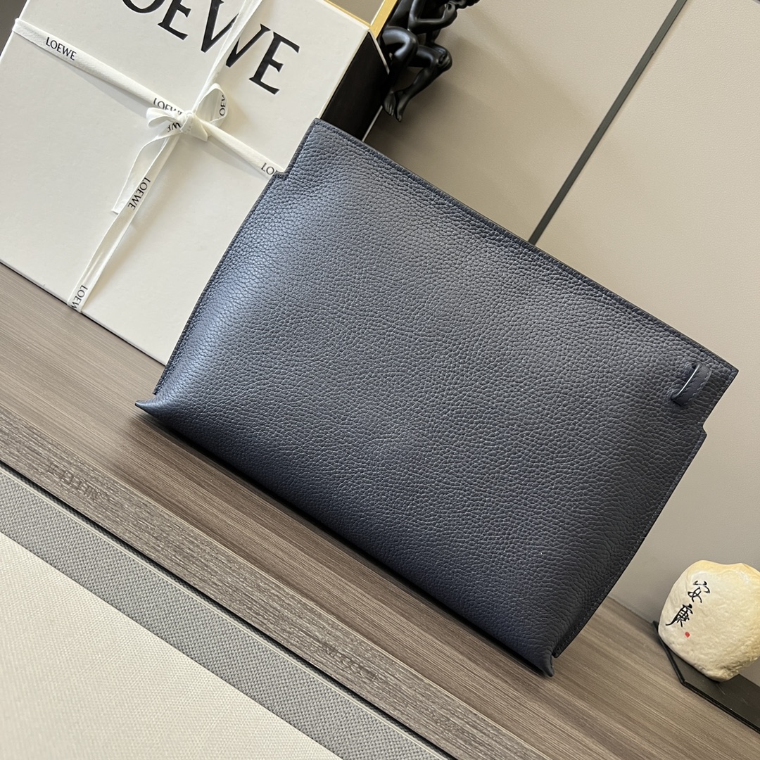 Loewe 粒面牛皮革T pouch 系列手包 多功能的顶部拉链小袋 因为带有独特的T型杆廓形