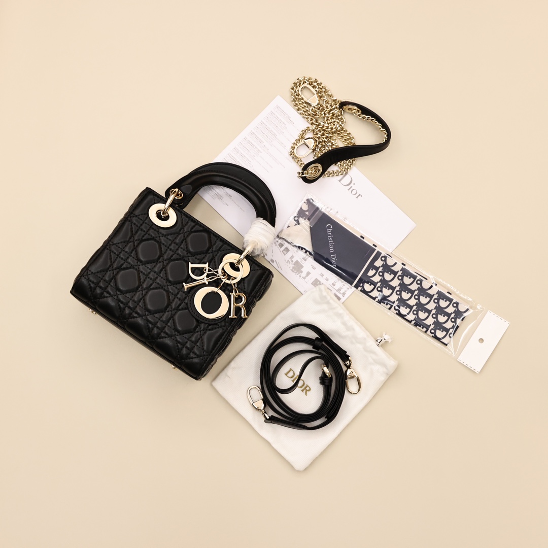 Dior迪奥戴妃包(三格羊皮)💰300 每个女人一生中一定要有一个戴妃包. 规格:17*15*7cm 这款lady手袋体现了对精致和美丽的深刻洞见,采 用磨砂皮精心制作,饰以藤格纹缉面线,标志性版型搭配吊饰提升格调,迷你造型,可收纳各种小件随身物品,是晚装造型的理想良伴。