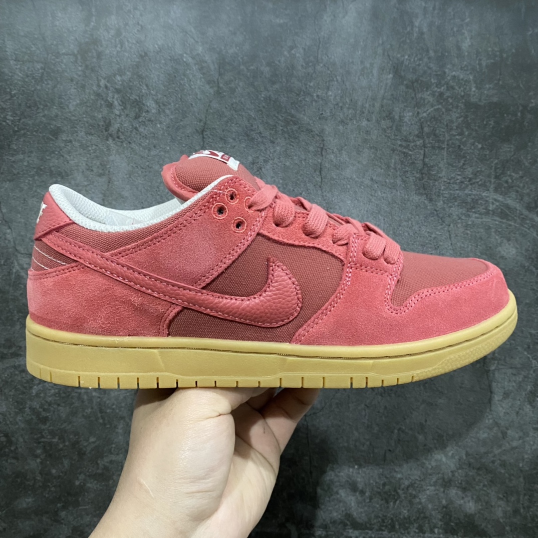 NK SB Dunk Low \”Red Gum\”石榴红生胶 S2纯原生产线出品n独家原版原盒开模打造n原厂织唛标 一致匹配原版n原楦原纸板开发 匹配原版98%以上n后跟垫棉独家呈现 后跟反口里弧度正确n全新后跟电绣 电绣针数与正品一致n原厂皮料 质感无敌货号：DV5429-600 Size：36 36.5 37.5 38 38.5 39 40 40.5 41 42 42.5 43 44 44.5 45 46-莆田鞋批发中心