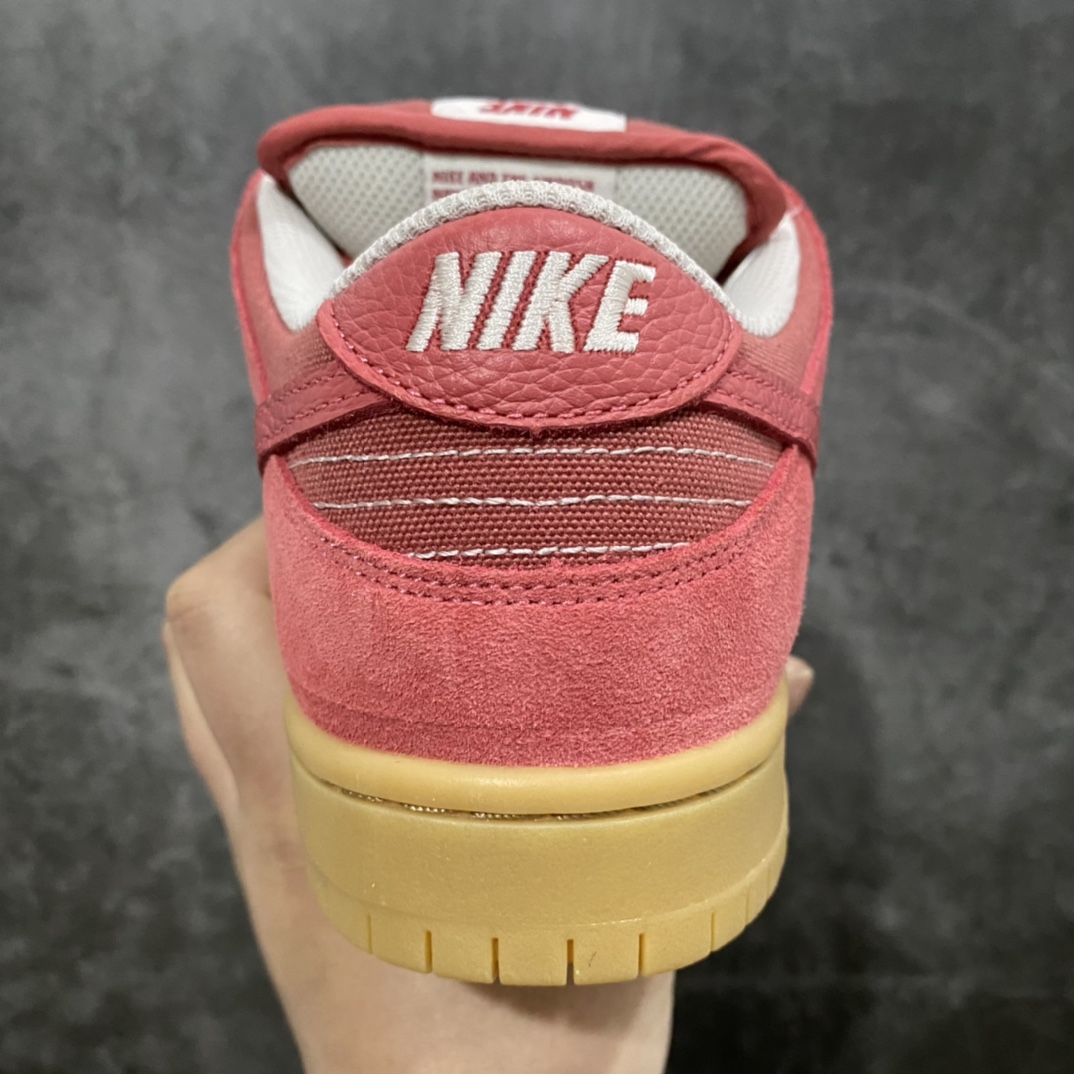 图片[4]-NK SB Dunk Low \”Red Gum\”石榴红生胶 S2纯原生产线出品n独家原版原盒开模打造n原厂织唛标 一致匹配原版n原楦原纸板开发 匹配原版98%以上n后跟垫棉独家呈现 后跟反口里弧度正确n全新后跟电绣 电绣针数与正品一致n原厂皮料 质感无敌货号：DV5429-600 Size：36 36.5 37.5 38 38.5 39 40 40.5 41 42 42.5 43 44 44.5 45 46-莆田鞋批发中心