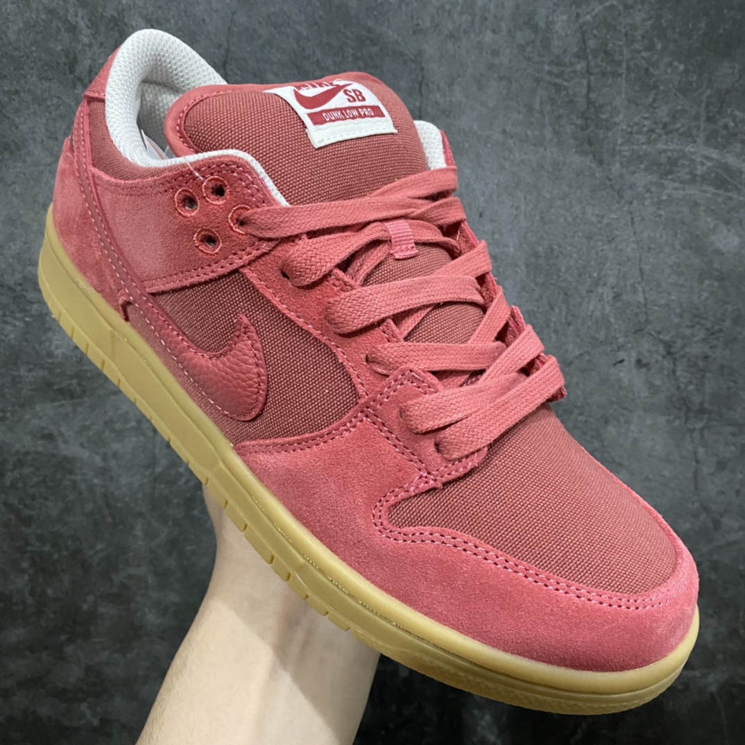 图片[3]-NK SB Dunk Low \”Red Gum\”石榴红生胶 S2纯原生产线出品n独家原版原盒开模打造n原厂织唛标 一致匹配原版n原楦原纸板开发 匹配原版98%以上n后跟垫棉独家呈现 后跟反口里弧度正确n全新后跟电绣 电绣针数与正品一致n原厂皮料 质感无敌货号：DV5429-600 Size：36 36.5 37.5 38 38.5 39 40 40.5 41 42 42.5 43 44 44.5 45 46-莆田鞋批发中心