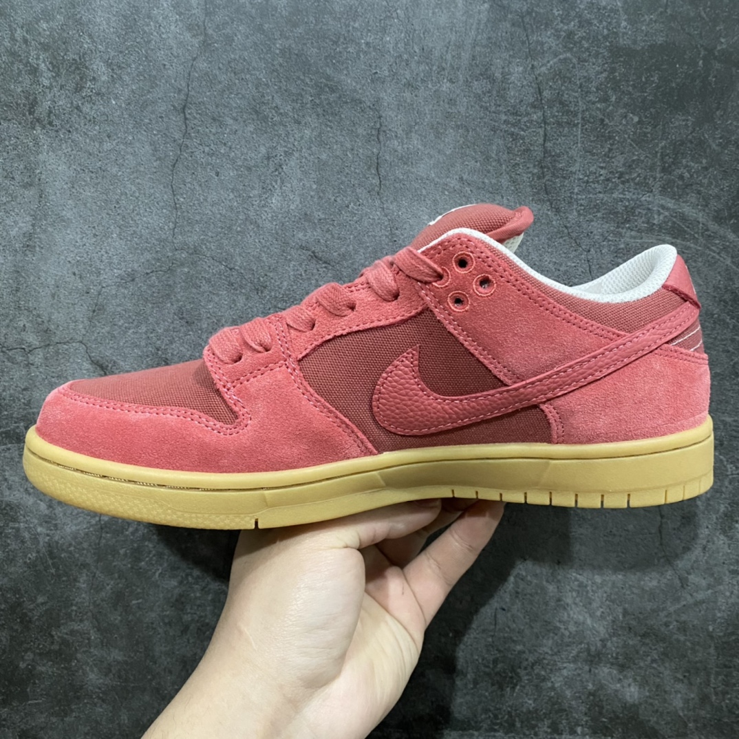 图片[2]-NK SB Dunk Low \”Red Gum\”石榴红生胶 S2纯原生产线出品n独家原版原盒开模打造n原厂织唛标 一致匹配原版n原楦原纸板开发 匹配原版98%以上n后跟垫棉独家呈现 后跟反口里弧度正确n全新后跟电绣 电绣针数与正品一致n原厂皮料 质感无敌货号：DV5429-600 Size：36 36.5 37.5 38 38.5 39 40 40.5 41 42 42.5 43 44 44.5 45 46-莆田鞋批发中心