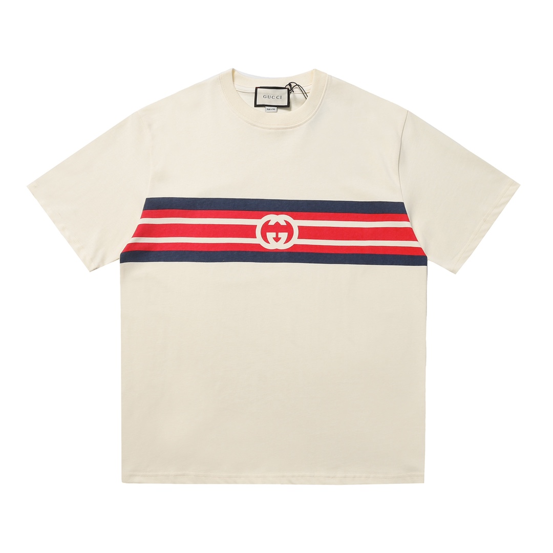 GUCCI/古驰 互扣式双G条纹印花T恤 原版1:1定制 原版280克微弹蚀毛面料，酵素水洗后手感更加柔软舒适，图案原版菲林开发，由自动椭圆机胶浆印花，进口浆料细腻均匀，颜色鲜艳均匀，经恒温隧道炉烘干，保证重工印花的水洗暴晒不出问题 粉浆…