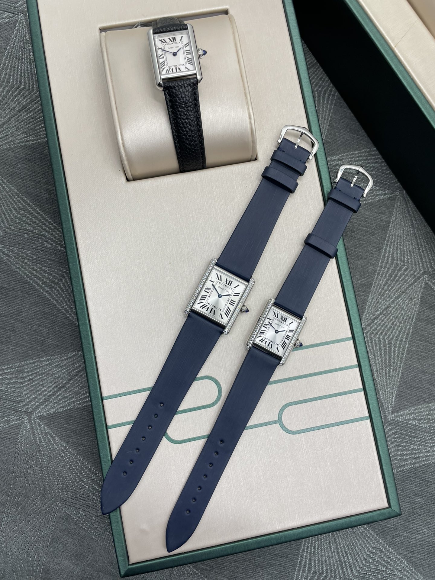 NO:687705,Cartier’s newly launched TankMust watch. It Must be a TANK Among all the classic Cartier tank watches, if I want to own a watch that I wear every day, I will definitely choose the TANK Solo, and now it will be replaced by the latest TANK  MUST has changed. The TankMust series of watches, with its simple and precise lines, is regarded as a model of Cartier's elegant style. On the basis of maintaining the original design, the watch design has been innovated, and the line processing is more rounded and smooth than before. It is equipped with a quartz movement imported from Switzerland and calfskin imported from Italy!  The texture is delicate and soft and fits the skin very well!  Not comparable to ordinary products on the market, small size 29.5×22mm, medium size 33.7x25.5mm, silver-plated dial and sword-shaped hardened steel blue hands, curved sapphire crystal glass, and one watch with three numbers, bottom cover, warranty card, and hangtag corresponding one to one.,,cartier,cowhide19860909卡地亚全新推出的TankMust腕表.It Must be a TANK在所有经典的卡地亚坦克腕表里面,如果要拥有一只作为日常每天戴的腕表,我肯定选TANK Solo,而现在会被最新的TANK MUST改观.TankMust系列腕表,凭借简约而精准的线条,被视为卡地亚优雅风格的典范之作.在保持原版设计的基础上革新表款设计,线条处理相较于之前更为圆润、流畅.内搭载瑞士进口石英机芯,意大利进口小牛皮！质感细腻柔软非常贴合皮肤！非市面普通货可比,小号29.5×22mm、中号33.7x25.5mm 表盘镀银及剑形淬火烧钢蓝指针,弧形蓝宝石水晶玻璃以及一表三码、底盖 、保卡、吊牌一一对应.,,cartier,cowhide,Watch