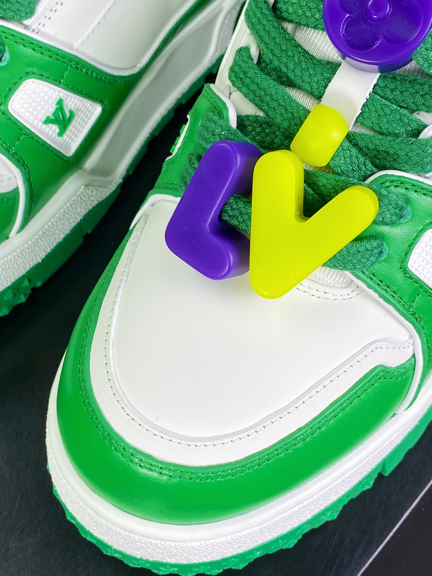 【Louis Vuitton】 Trainer Maxi Low Sneaker 面包版马克西系列低帮板鞋“绿白多彩鞋带串珠”1AB8SR