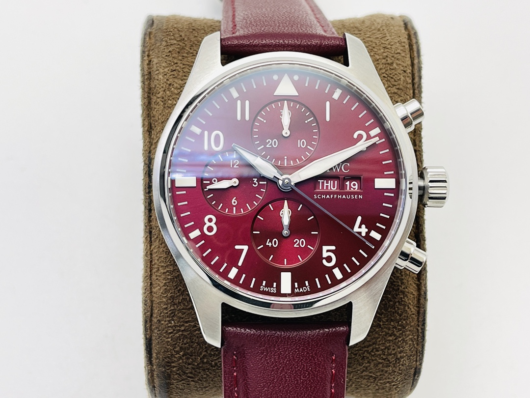 NO:689743,IWS IWS Factory ingeniously recommends new product releases. Shocking launch of IWC pilot series watches!  [Case] ​​1 High-tech all-steel effect, not easy to oxidize and corrode; wear-resistant, not easy to produce scratches; hard, not easy to twist and deform!  2Screw-in crown design, strong waterproof performance!  3. The soft iron inner case protects the movement from magnetic field effects!  4 Double-sided anti-reflective convex sapphire glass mirror, the mirror assembly is stable and can withstand sudden drops in air pressure!  5 back covers are synchronized and authentic!  6 literal dings are by no means ordinary luminous dings. After many attempts, we finally achieved the synchronized original three-dimensional effect!  [Movement] Asian customized version of CAL.69385 movement, achieving 100% genuine functions. 1 hour, minute and second, date display, chronograph function!  2. The winding feel is the same, and the direction of the time pointer is also the same!  The 3 small seconds hand is equipped with a stop device, with a vibration frequency of 28800.0 times/hour (4.0 Hz), both internal and external repairs. Extreme reproduction!  IWSFactory’s ingenious product must be a high-quality product. Welcome all friends to taste it!  ,,iwc19860909IWS IWS Factory匠心推荐 新品发布 震撼推出万国IWC表飞行员系列腕表！【表壳】 1高科技全钢效果 不易氧化腐蚀；耐磨,不易产生划痕；坚硬,不易扭曲变形！ 2旋入式表冠设计,防水性能强！ 3软铁内壳保护机芯免受磁场效应影响！ 4双面防反光凸状蓝宝石玻璃表镜,表镜装配稳固,可抵受骤降气压！ 5后盖同步正品！ 6字面丁绝非普通夜光丁 经过多次尝试 终于达到同步原装立体效果！【机芯】亚洲定制版CAL.69385型机芯,实现正品百分百功能. 1时分秒,日期显示,计时码表功能！ 2上链手感一致,对时指针的方向也一致！ 3小秒针附掣停装置,振频 28800.0 次/小时 (4.0 赫兹)内外双修 极限复刻！ IWSFactory匠心出品 必属精品 欢迎各位表友品鉴！,,iwc,Watch