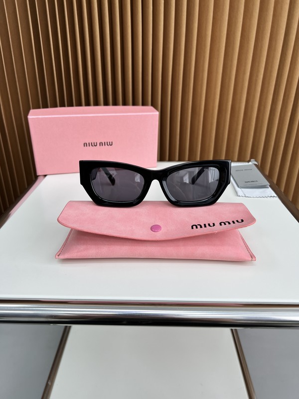 MiuMiu Sunglasses Girl