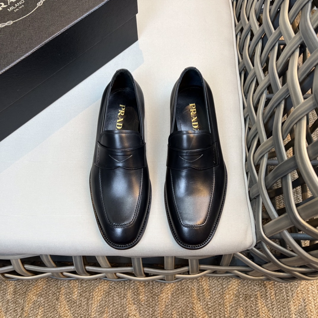 NO:780284,PRAD* classic Loaf leather shoes | Top version | Made of original cowhide upper | Full cowhide lining feet | Triangular logo | Imported leather injection molding [genuine leather outsole] Size38-45 (38.45 custom-made),, prada, loafers, cowhide, Leather soles19860909PRAD*经典乐福皮鞋｜顶级版本｜采用原版牛皮鞋面｜全牛皮内里垫脚｜三角形徽标｜进口皮胚注塑【真皮大底】 Size38-45（38.45定做）,,prada,loafers,cowhide,Leather soles,Men's shoes
