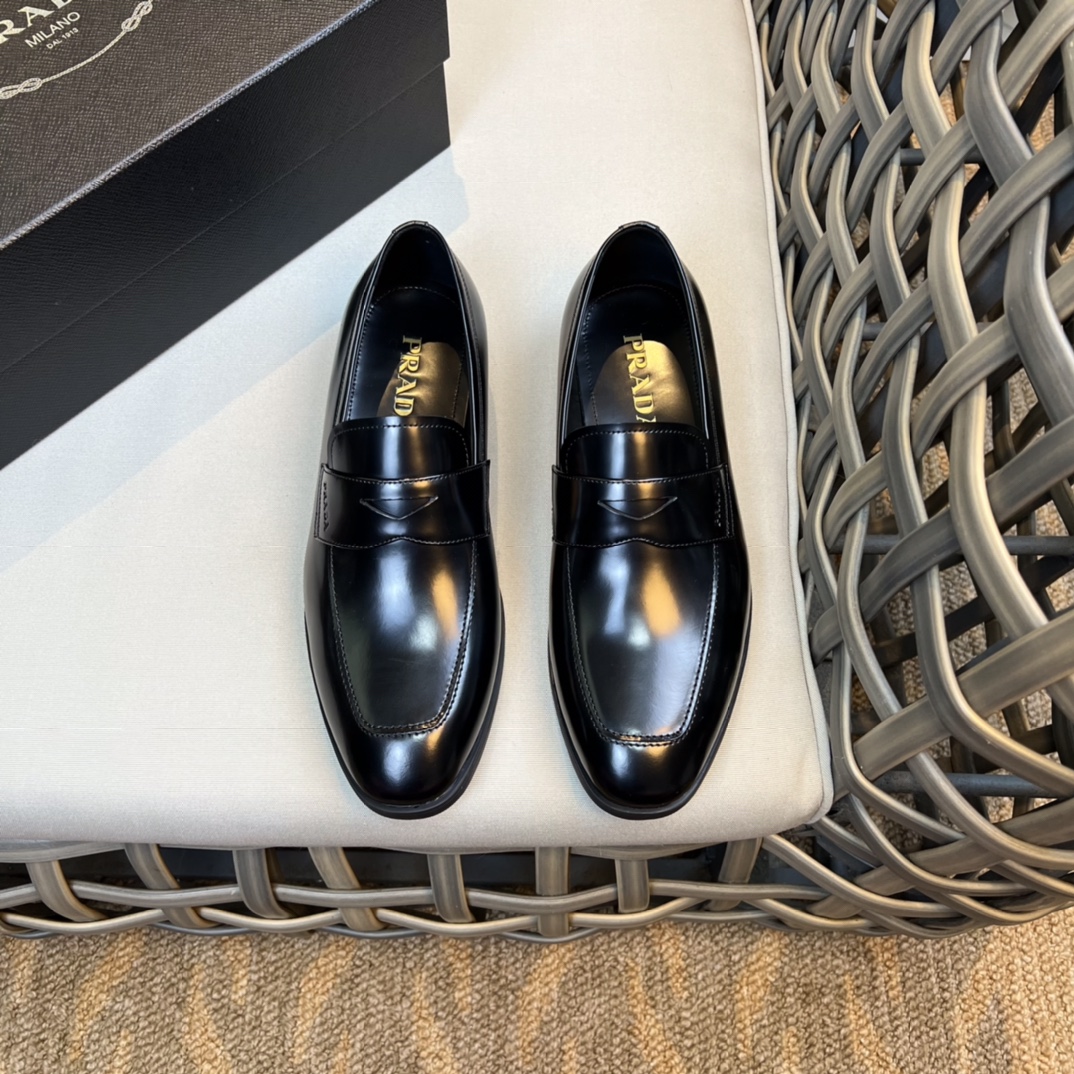 NO:780294,PRAD* classic Loaf leather shoes | Top version | Made of open-edge beaded cowhide upper | Full cowhide lining feet | Triangular logo | Wear-resistant and non-slip [rubber sole] Size38-45 (customized at 38.45),, prada, loafers, cowhide19860909PRAD*经典乐福皮鞋｜顶级版本｜采用开边珠牛皮鞋面｜全牛皮内里垫脚｜三角形徽标｜耐磨防滑【橡胶底】 Size38-45（38.45定做）,,prada,loafers,cowhide,Men's shoes