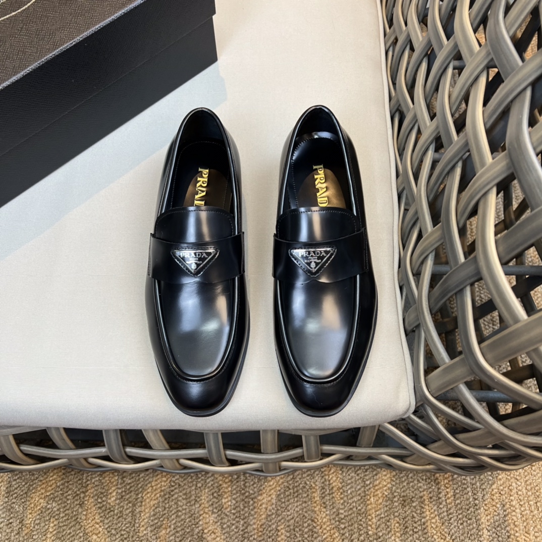 NO:780310,PRAD* classic Loaf leather shoes | Top version | Made of open-edge beaded cowhide upper | Full cowhide lining feet | Decorated with enamel metal triangle logo | Wear-resistant and non-slip [rubber sole] Size38-45 (38.45 custom-made),, prada, loafers, cowhide19860909PRAD*经典乐福皮鞋｜顶级版本｜采用开边珠牛皮鞋面｜全牛皮内里垫脚｜饰以珐琅金属三角形徽标｜耐磨防滑【橡胶底】 Size38-45（38.45定做）,,prada,loafers,cowhide,Men's shoes