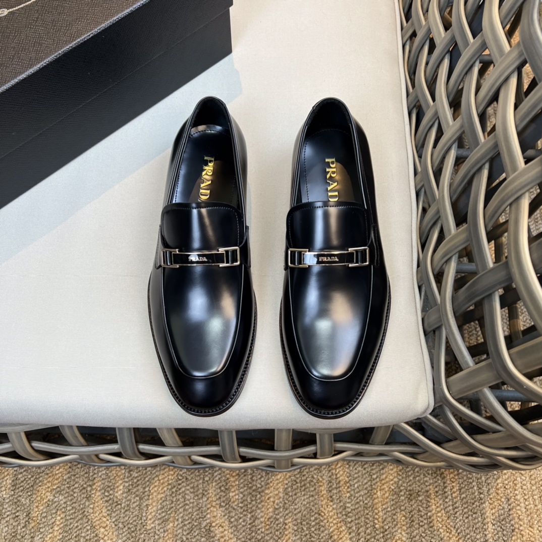 NO:346734,PRAD* Classic Loafer Leather Shoes｜Top Version｜Use open-edged beaded cowhide upper｜Full cowhide inner footbed｜Enamel metal logo｜Imported leather embryo injection molding [Genuine leather sole] Size38-45 (customized for 38.45),,prada,loafers,cowhide,Leather soles19860909PRAD*经典乐福皮鞋｜顶级版本｜采用开边珠牛皮鞋面｜全牛皮内里垫脚｜饰以珐琅金属徽标｜进口皮胚注塑【真皮大底】 Size38-45（38.45定做）,,prada,loafers,cowhide,Leather soles,Men's shoes