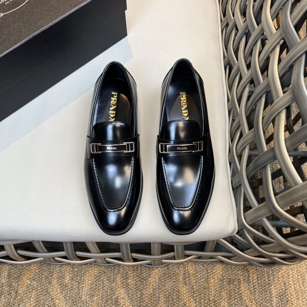 NO:780304,PRAD* classic Loaf leather shoes | Top version | Made of open-edge beaded cowhide upper | Full cowhide lining feet | Decorated with enamel metal logo | Wear-resistant and non-slip [rubber sole] Size39-45 (38.45 custom-made),, prada, loafers, cowhide19860909PRAD*经典乐福皮鞋｜顶级版本｜采用开边珠牛皮鞋面｜全牛皮内里垫脚｜饰以珐琅金属徽标｜耐磨防滑【橡胶底】 Size39-45（38.45定做）,,prada,loafers,cowhide,Men's shoes