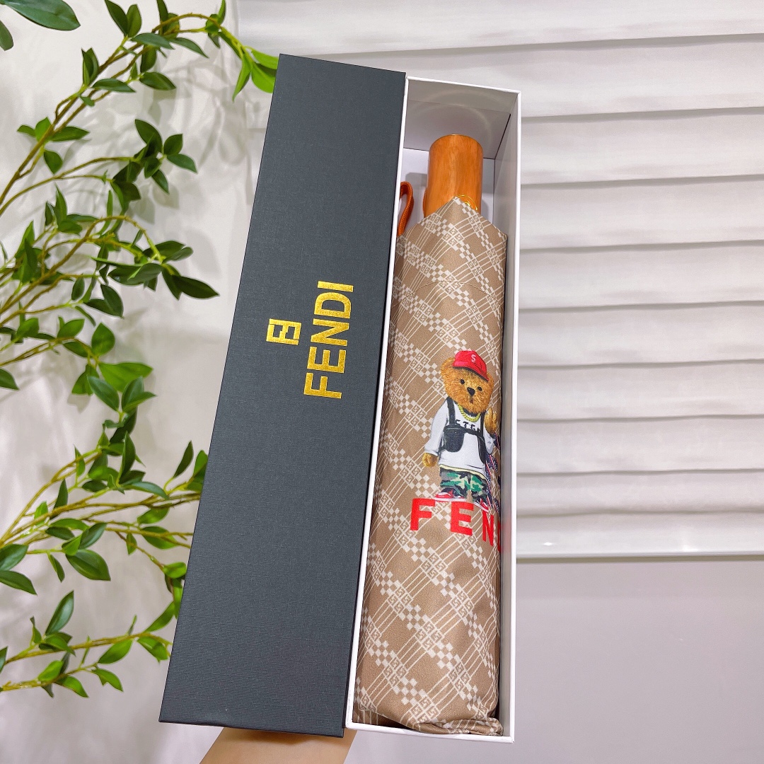 FENDI芬迪️️来自意大利的著名奢侈品牌以其调皮古怪的风格创造了一个独特的时尚席卷了整个时尚界撑着这样