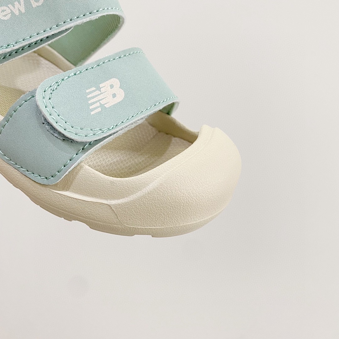 图片[8]-专G版ＮＢ护脚沙滩凉鞋‼️ 前面两个魔术贴粘贴的，都可以打开的还加松紧带！NB家的凉鞋做出来除了百搭就是舒服！🔥🔥 拥有一些特别的凉鞋真的是太重要了🌝🙈上脚非常舒服，NB家的运动款凉鞋想要的宝宝必入呀❤-选品中心