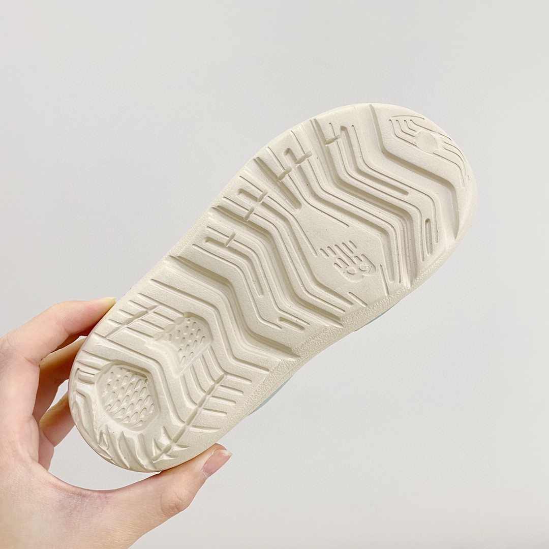 图片[9]-专G版ＮＢ护脚沙滩凉鞋‼️ 前面两个魔术贴粘贴的，都可以打开的还加松紧带！NB家的凉鞋做出来除了百搭就是舒服！🔥🔥 拥有一些特别的凉鞋真的是太重要了🌝🙈上脚非常舒服，NB家的运动款凉鞋想要的宝宝必入呀❤-选品中心