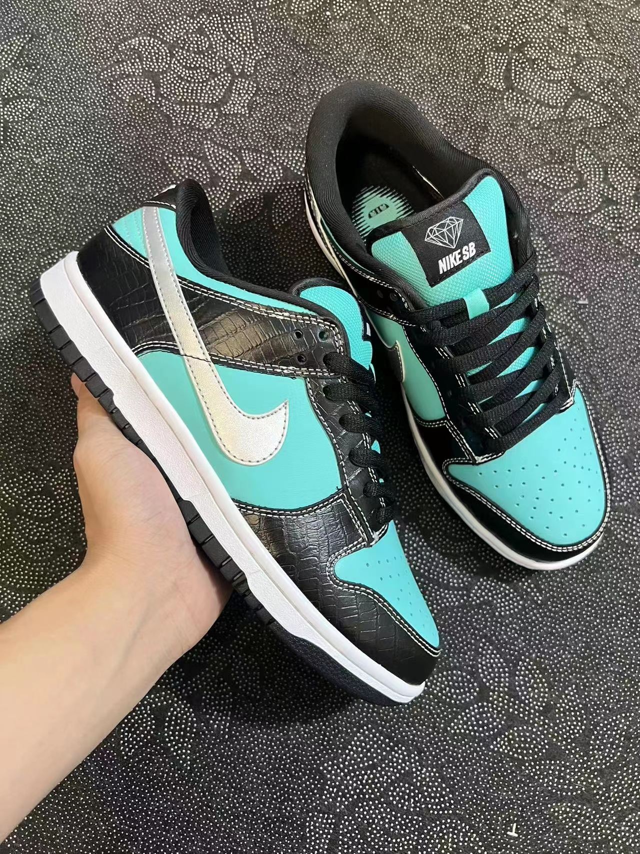 ? Nike Dunk SB Low Diamond Supply Co.Tiffany 钻石低帮 男款黑绿 市场绝无仅有的配色以及品质 之前走国外的绿叉原盒 过验得物