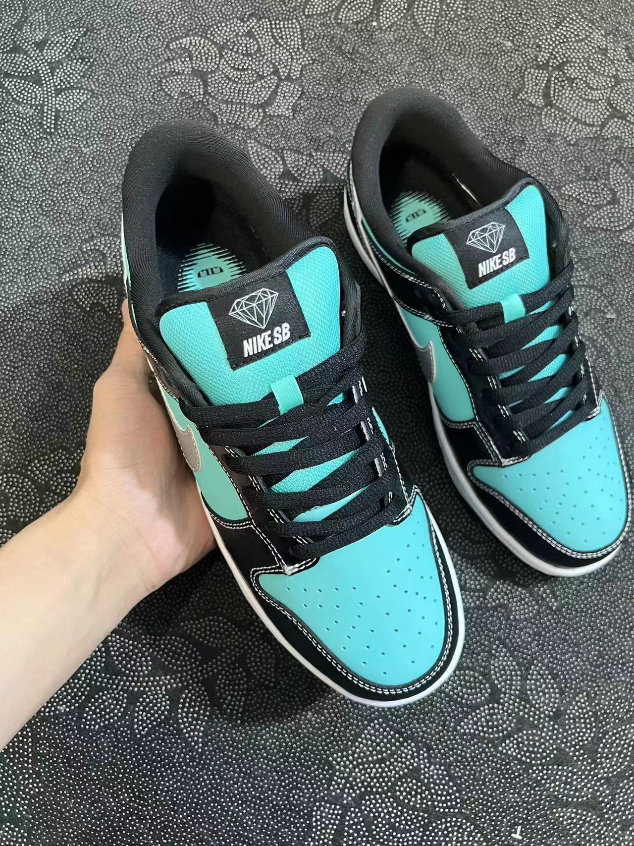 ? Nike Dunk SB Low Diamond Supply Co.Tiffany 钻石低帮 男款黑绿 市场绝无仅有的配色以及品质 之前走国外的绿叉原盒 过验得物