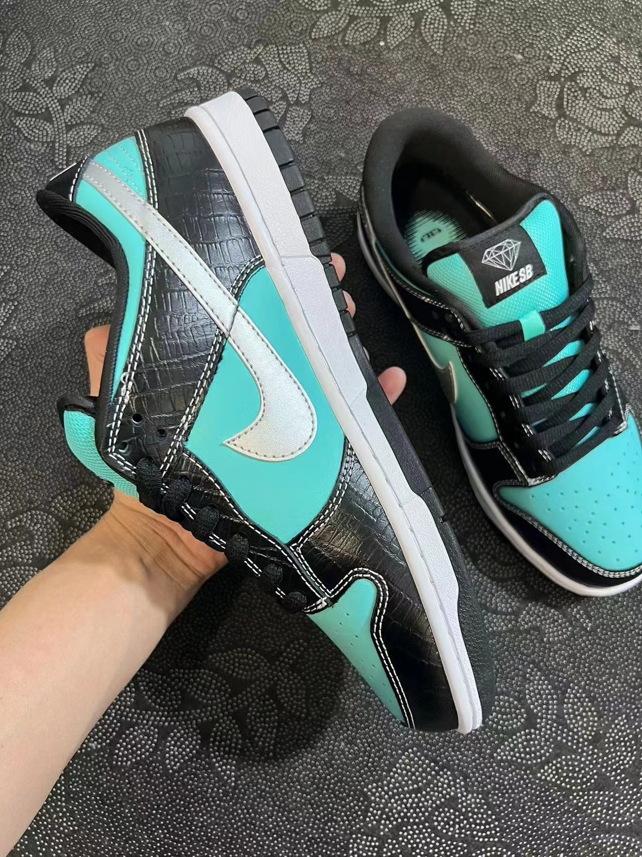 ? Nike Dunk SB Low Diamond Supply Co.Tiffany 钻石低帮 男款黑绿 市场绝无仅有的配色以及品质 之前走国外的绿叉原盒 过验得物