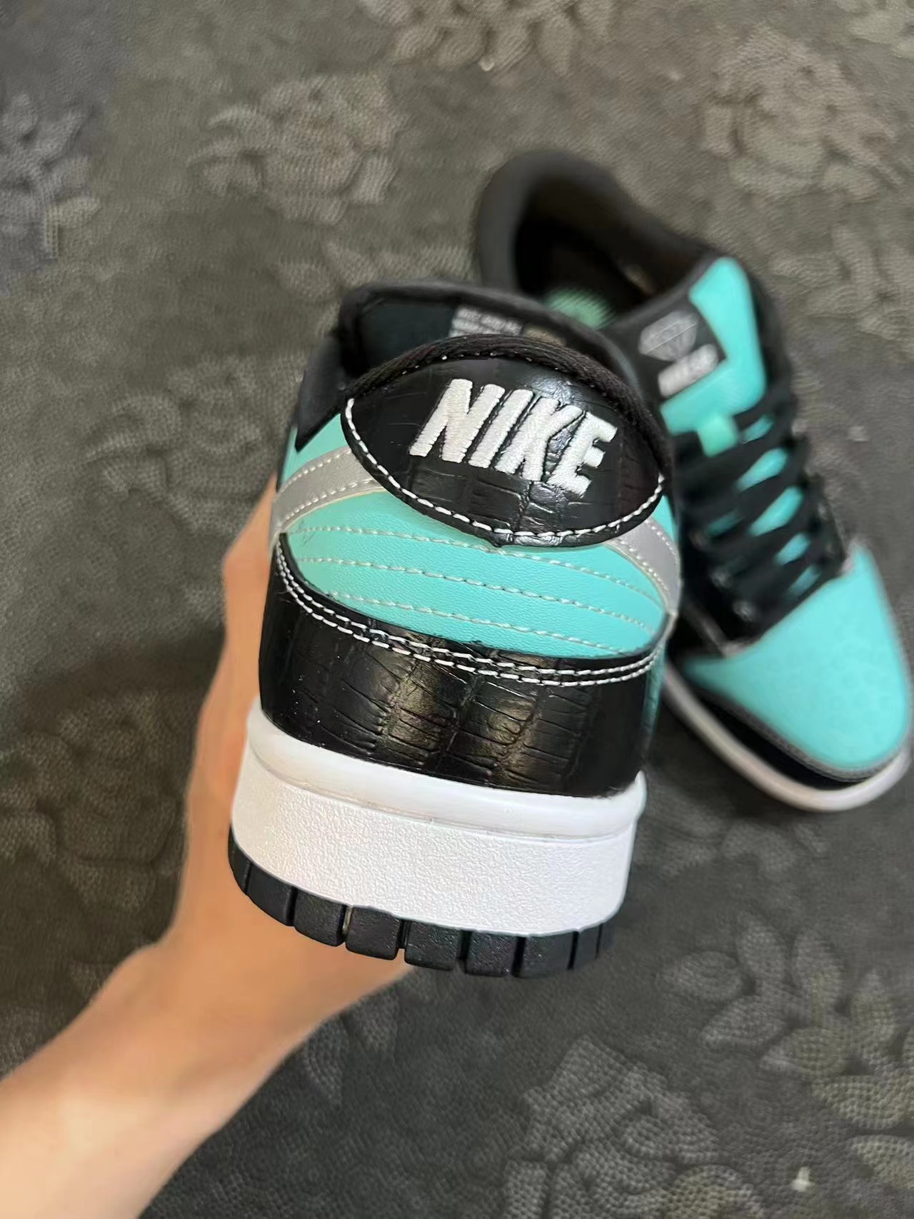 ? Nike Dunk SB Low Diamond Supply Co.Tiffany 钻石低帮 男款黑绿 市场绝无仅有的配色以及品质 之前走国外的绿叉原盒 过验得物