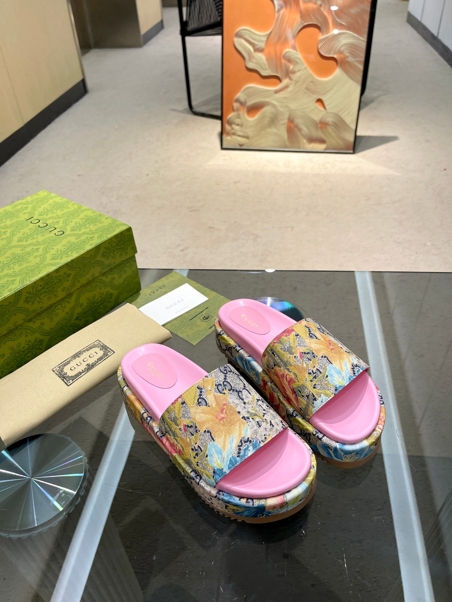 NO:238877,【】Shipping all year round, 200 colors】Gucci Gucci latest limited-edge thick-soled slippers. Top quality is available for sale. Purchase genuine products and develop. Material. Craftsmanship is consistent with the original version. The original upper is special printing process printing. The inner dyed sheepskin. The outsole Italian private molded sole. The size is 35-43M. Standard code. 41, 42, 43. It is customized and does not return or exchange. The bottom thickness is 5.5cm. Forefoot 4cm. Slippers. Gucci, gucci, slippers, sheepskin.19860909【】全年出货,200个色】古驰Gucci最新限量厚底拖鞋 .顶级品质发售 购入正品开发 . 材质.工艺与原版一致 鞋面原版特殊印刷工艺印花 内里透染羊皮 大底意大利私模大底 码数35-43M标准码 41,42,43又订做,不退换 底厚5.5cm 前掌4cm,拖鞋,gucci,gucci,slippers,sheepskin,Women's Shoes