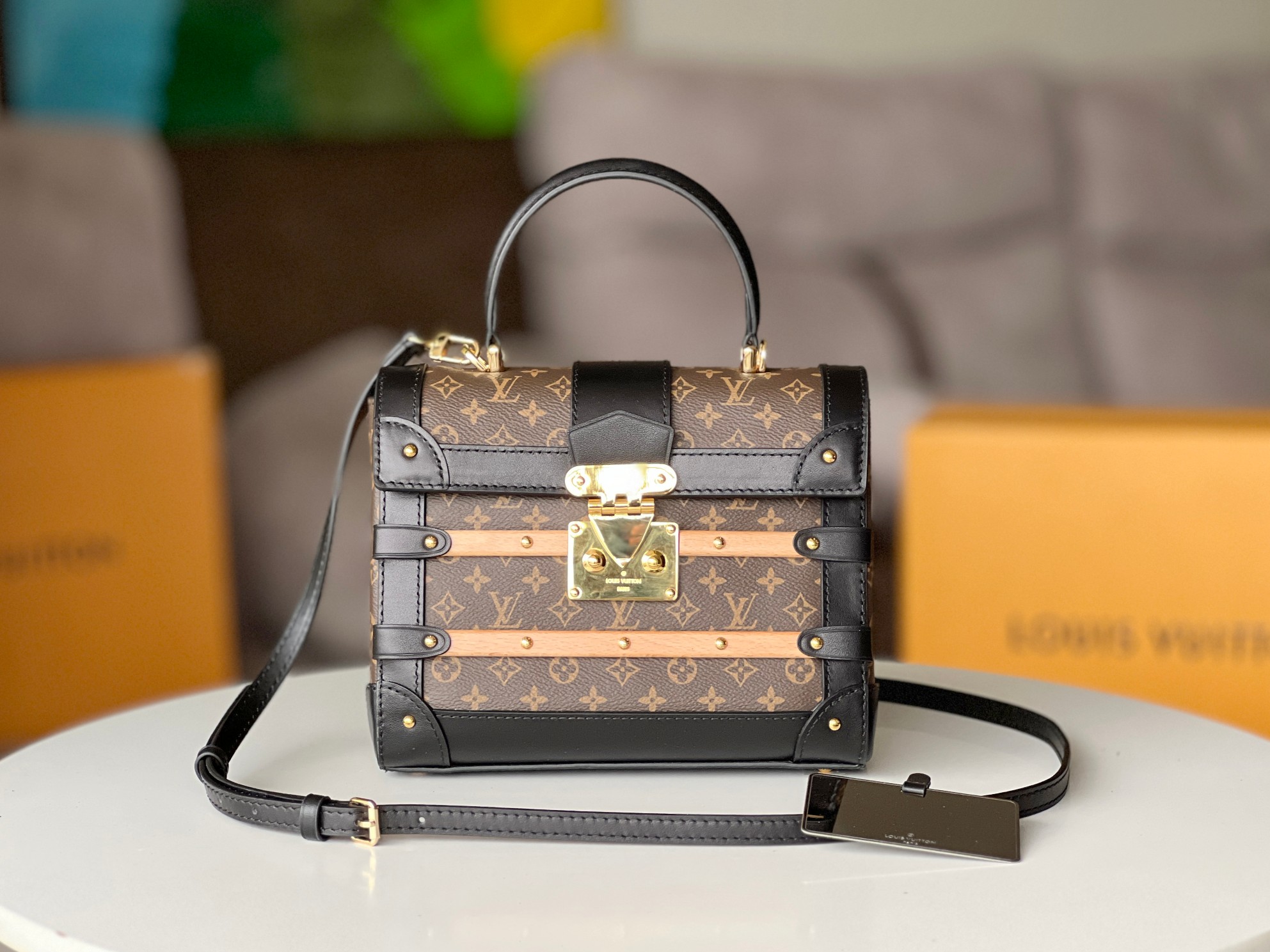 NO:200768,Original single M45908 Nicolas Ghesquière Looking back at the box making history, creating Trianon small handbags. Monogram canvas create semi-hard design, S-lock hook buckle, leather and wood trim continues the traditional hard box elements, top handle and removable and adjustable leather shoulder straps to achieve shoulder and crossbody choice. Dimensions 21 x 18 x 11 cm.088, LV [top original single], louis vuitton19860909原单 M45908 Nicolas Ghesquière 回望的制箱历史,创作 Trianon 小号手袋.Monogram 帆布塑造半硬质设计,S-lock 钩扣、皮革及木质饰边延续传统硬箱元素,顶部手柄和可拆卸并调节的皮革肩带实现肩背和斜挎选择.尺寸21 x 18 x 11 厘米.088,LV【顶级原单】,louis vuitton,Bag