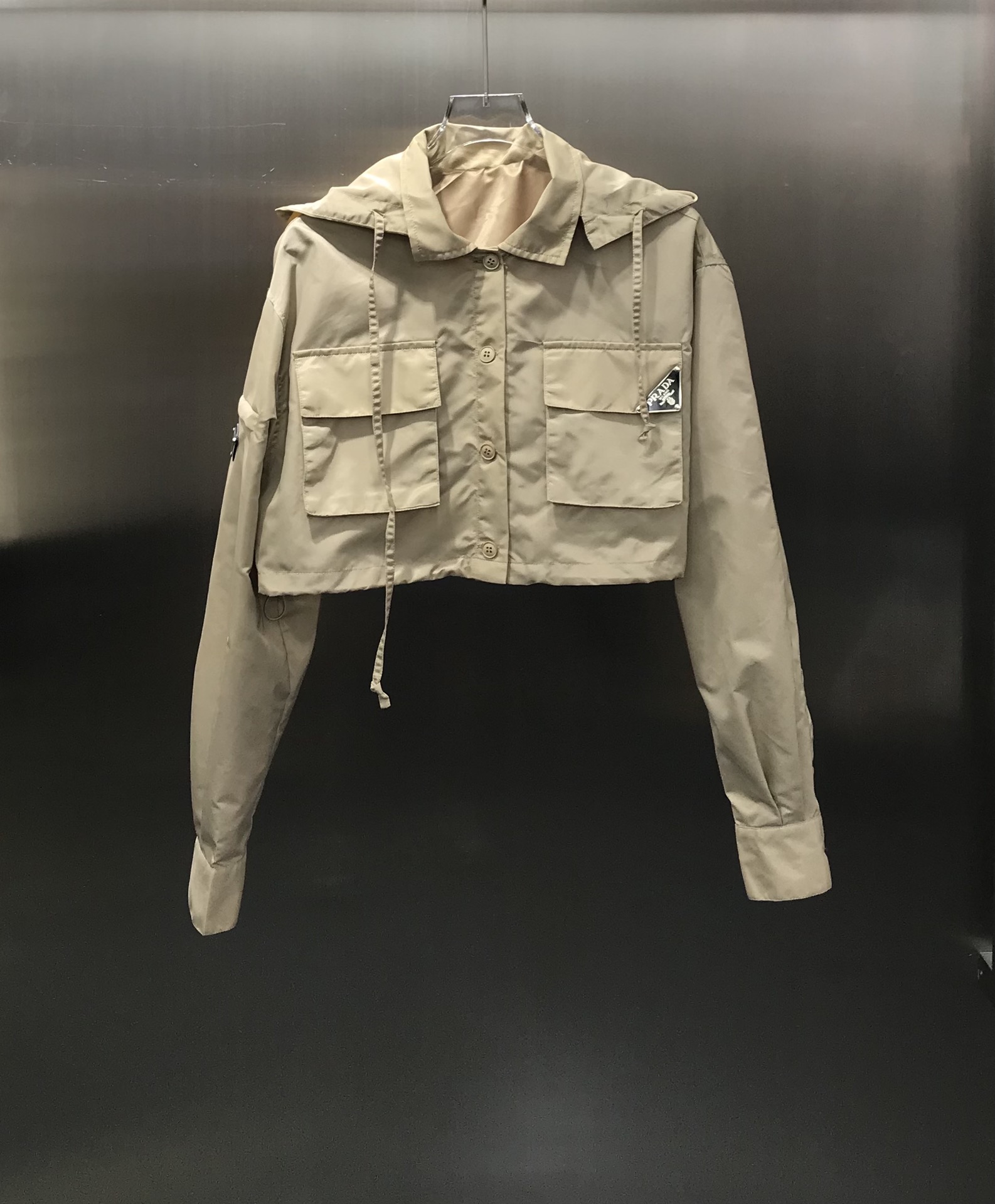 NO:696868,Pard* New product on the shelves Workwear casual suit Customized exclusive environmentally friendly recycled fabrics Stiff and stylish Full of details Hem closing design Matches with work shorts The upper body is cool and fashionable Good product for reducing age Perfect workmanship quality depends on the details Must-have style High version,,shorts,19860909Pard* 新品上架 工装休闲套装 定制专属环保再生面料 挺括有型 细节满满 下摆收口设计 搭配工装短裤 上身潮酷时尚 减龄佳品 完美做工品质看细节 必备款 高版本,,shorts,,Women's clothing