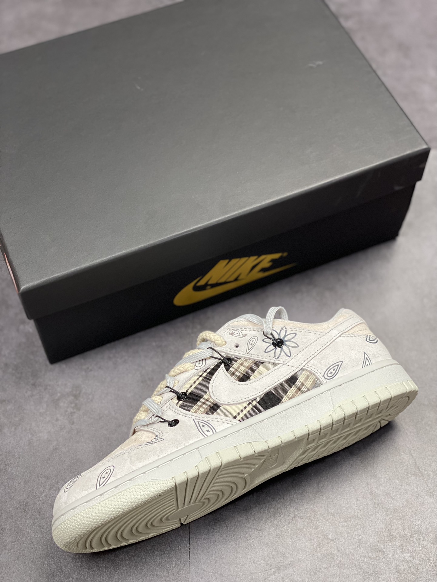 NIKE SB Dunk Low 复古腰果花 DD8338-001