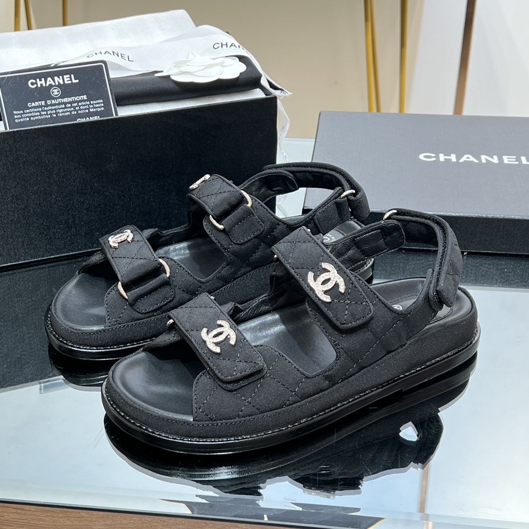 NO:386522,[Latest Series] 25ss Xiaoxiang CHANEL CHANEL counter mainly promotes Velcro beach sandals new color series, which is very beautiful!  Many celebrities are popular with each other, a versatile series that domestic and foreign bloggers have been popular. It is a must-have sandal for spring and summer wardrobe matching. The first choice for sandals. Velcro sandals that must be purchased this year are the simplest and most expensive versatile versatile artifact!  Super attractive!  The latest materials and design elements will be launched every quarter~ Velcro is easy to put on and take off at will, and the fabric is customized with original material upper, the texture is really good, and the foot binding feel is comfortable on the feet. The exquisite and fragrant logo hardware buckle is available in the mold!  Classic is not easy to get out of style!  Imported lambskin inside, thickened Italian leather sole!  size:35-39 (40, 41, 42 custom made without return) Give the latest counter and the latest exquisite packaging, slippers and sandals, chanel, chanel, sandals, slippers, sheepskin, Leather soles19860909【最新系列】 25ss 小香 CHANEL香奈儿专柜主推魔术贴沙滩凉鞋新色系列上新 美爆了！众多明星网红上脚,国内外博主刷爆的一个百搭系列,春夏衣橱搭配必备 凉鞋首选. 今年必须入手的魔术贴凉鞋,这款是最简单而且最贵的万能百搭神器！超级耐看哟！ 每一季度都会推出最新材质和设计元素～魔术贴轻松随意穿脱 面料订制原版材质鞋面,质感真的很好,上脚有舒适的裹脚感. 开模精致小香的logo五金扣！经典又不容易过时！ 内里进口小羊皮 加厚意大利真皮大底！ size:35-39（40,41,42订做不退换） 送最新专柜最新精美包装,拖鞋凉鞋,chanel,chanel,sandals,slippers,sheepskin,Leather soles,Women's Shoes