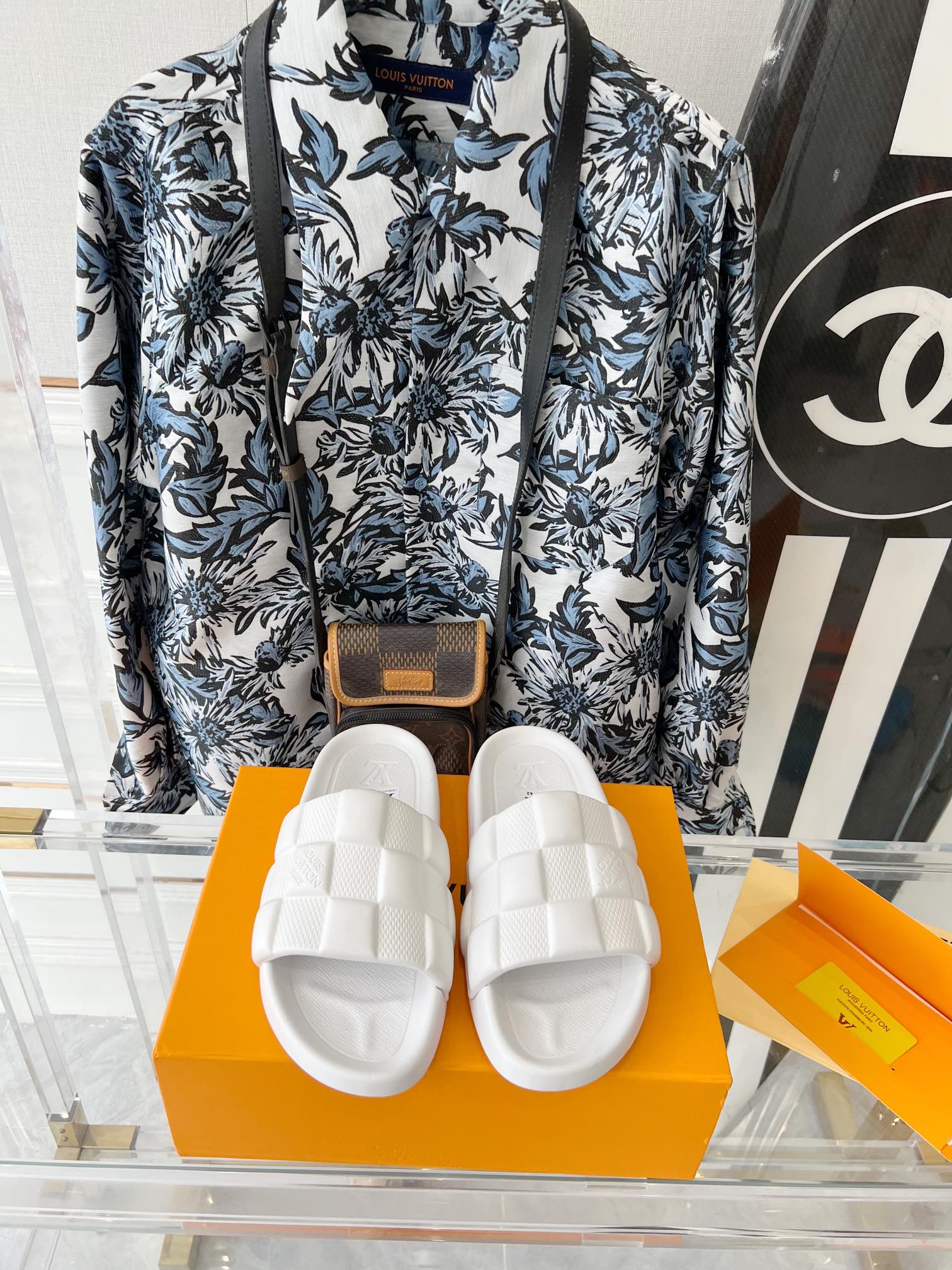 NO:261585,Lv2025ss high-version slippers Original development truly achieves 1:1 Top version welcomes comparison of the market version code 35-44, slippers, louis vuitton, slippers19860909Lv2025ss高版本拖鞋 原版开发真正做到1:1 顶级版本欢迎对比市场版本码35-44,拖鞋,louis vuitton,slippers,Women's Shoes