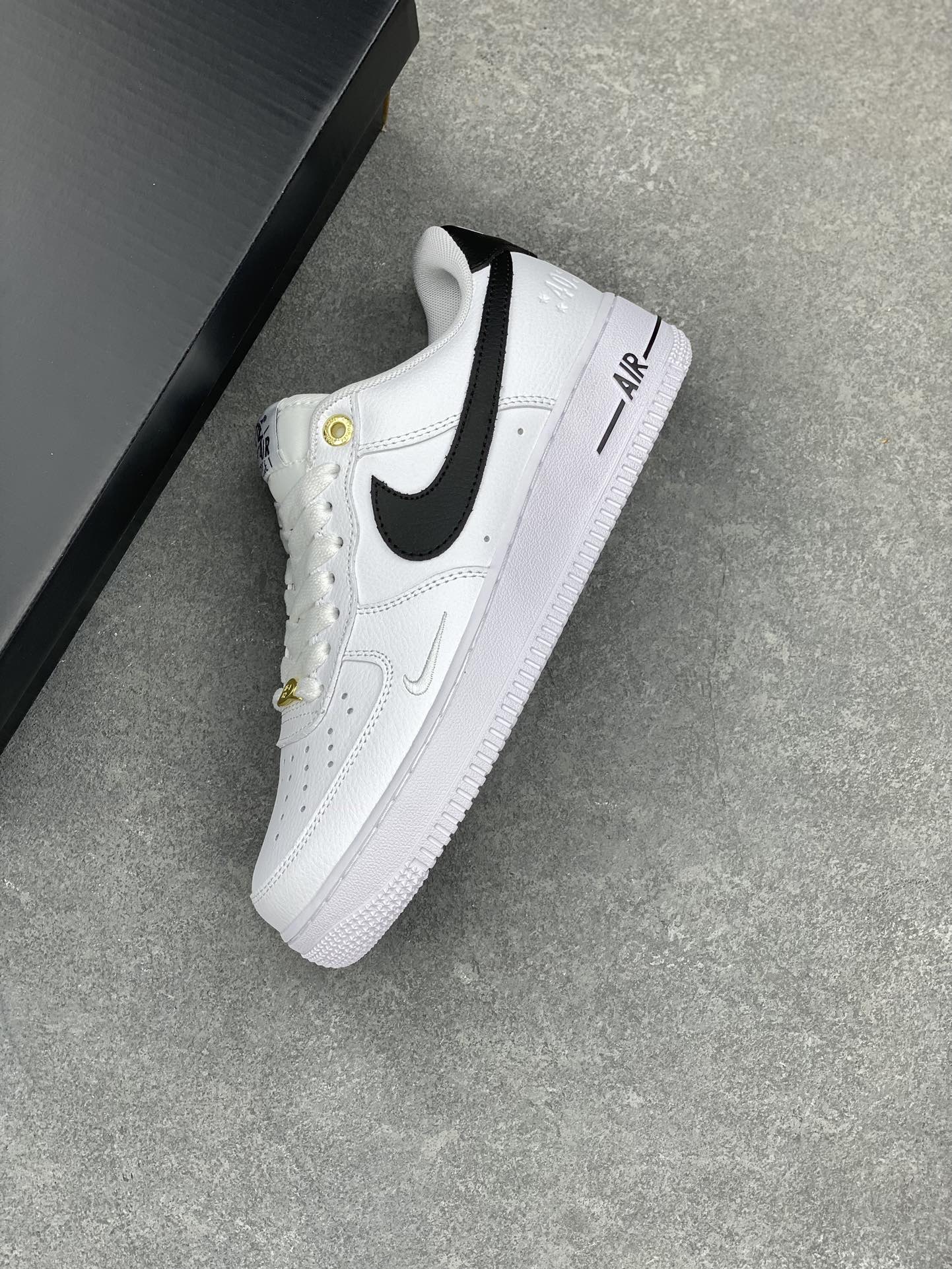 Nike Air Force 1 '07 "Malachite" White/Black Leather Sneakers 8 i1679336967 9489 6