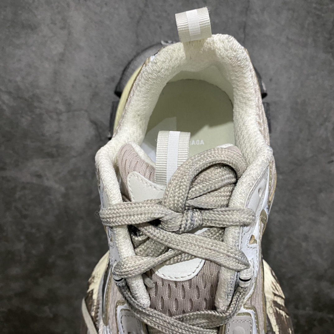 Mud dyed version of the tenth generation Balenciaga 3XL distressed version of white gold champagne color standard size