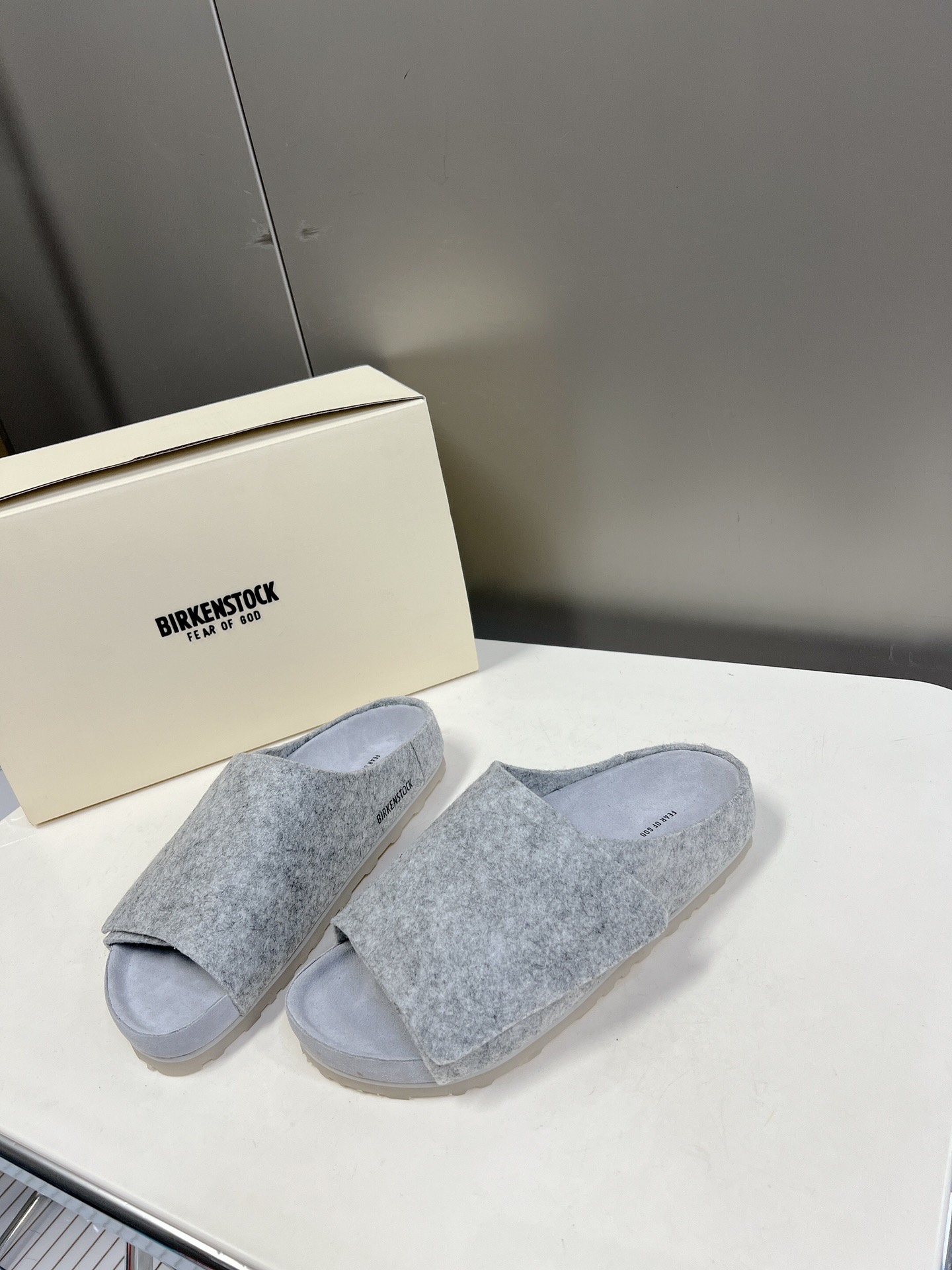  Fear of God✖️BIRKENSTOCK联名勃肯系列拖鞋！

脚背双交叉魔术带设计，极简主义，
