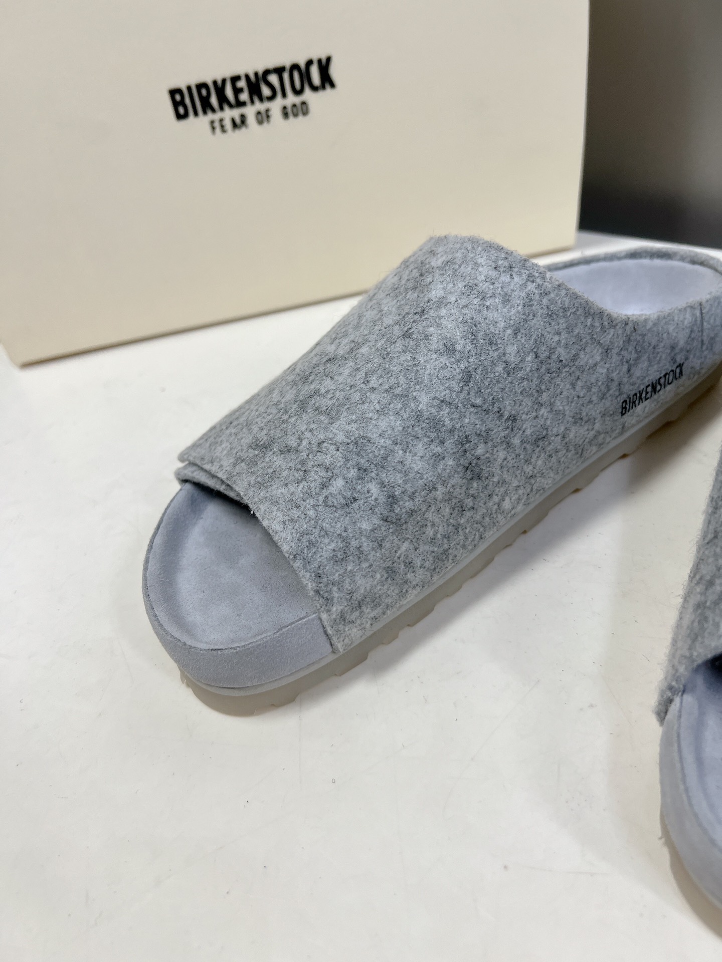  Fear of God✖️BIRKENSTOCK联名勃肯系列拖鞋！

脚背双交叉魔术带设计，极简主义，