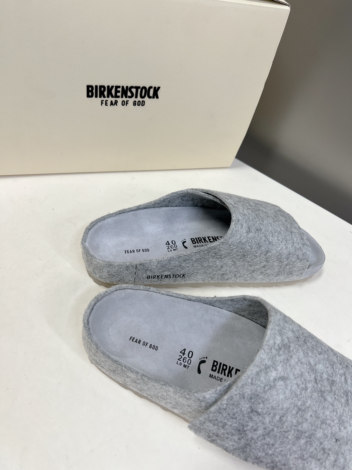  Fear of God✖️BIRKENSTOCK联名勃肯系列拖鞋！

脚背双交叉魔术带设计，极简主义，