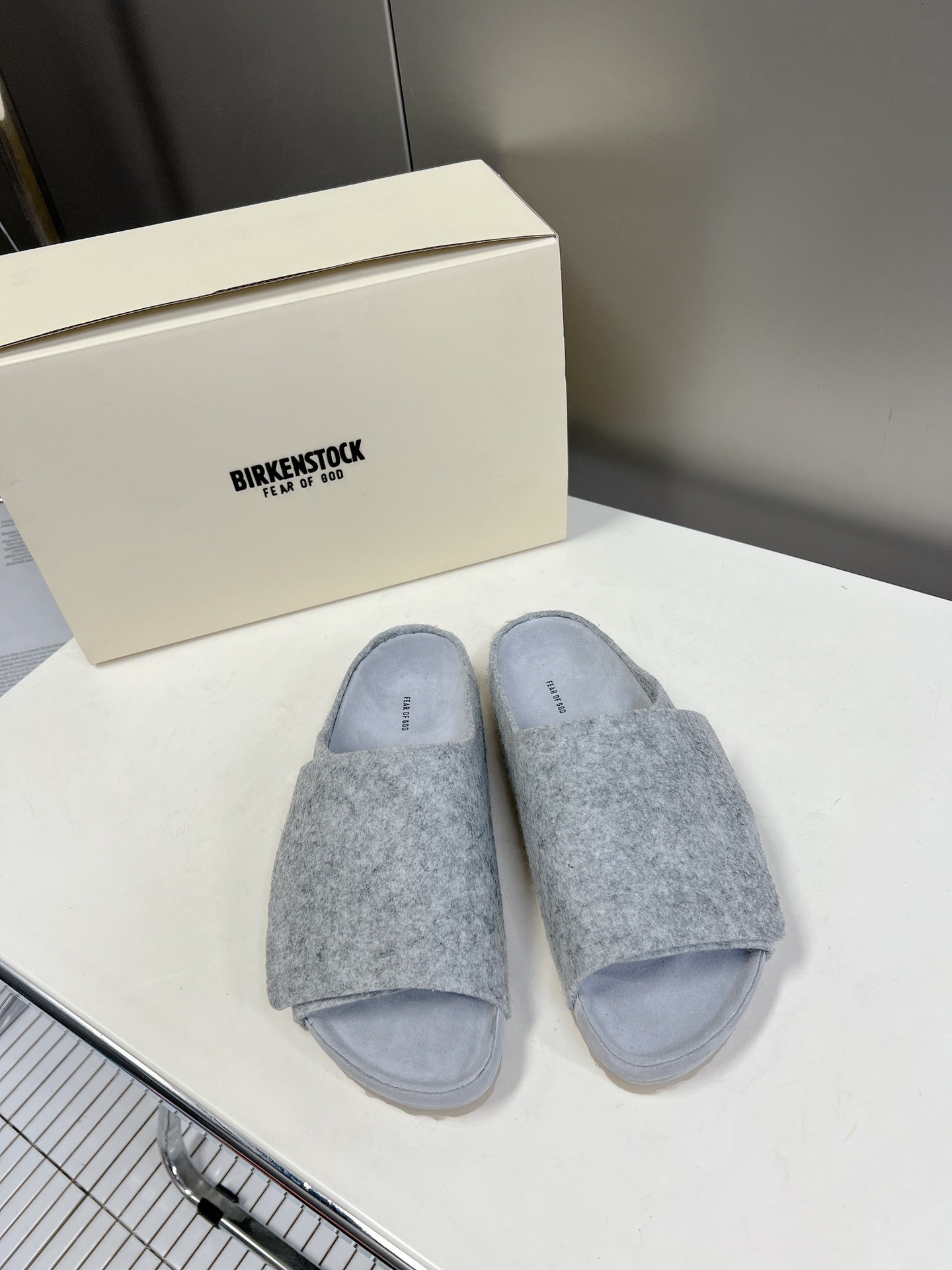  Fear of God✖️BIRKENSTOCK联名勃肯系列拖鞋！

脚背双交叉魔术带设计，极简主义，