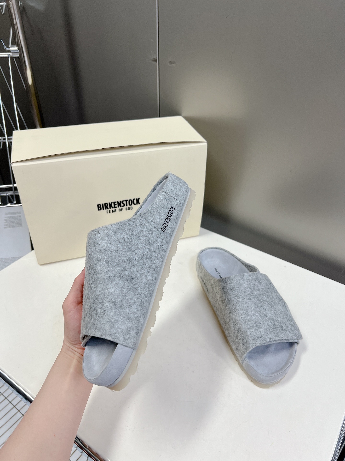  Fear of God✖️BIRKENSTOCK联名勃肯系列拖鞋！

脚背双交叉魔术带设计，极简主义，