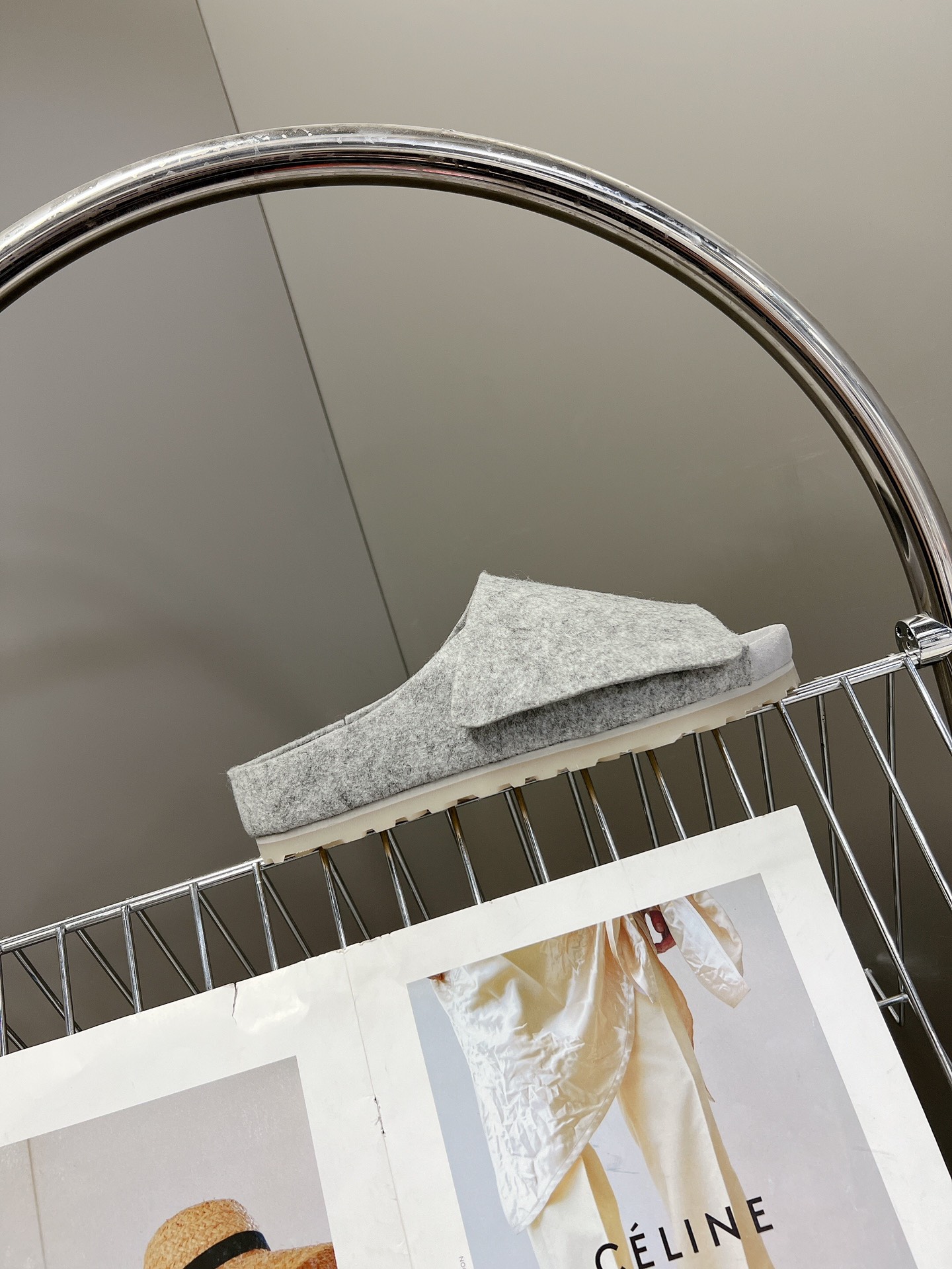  Fear of God✖️BIRKENSTOCK联名勃肯系列拖鞋！

脚背双交叉魔术带设计，极简主义，