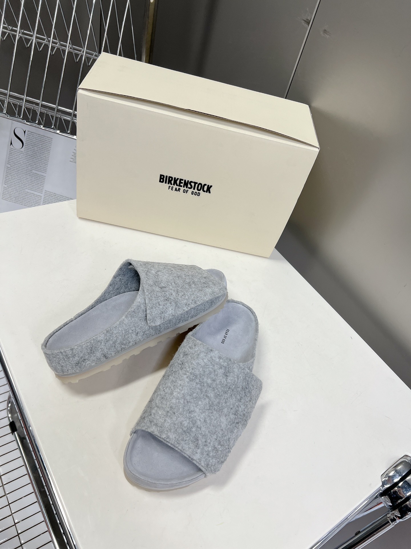  Fear of God✖️BIRKENSTOCK联名勃肯系列拖鞋！

脚背双交叉魔术带设计，极简主义，