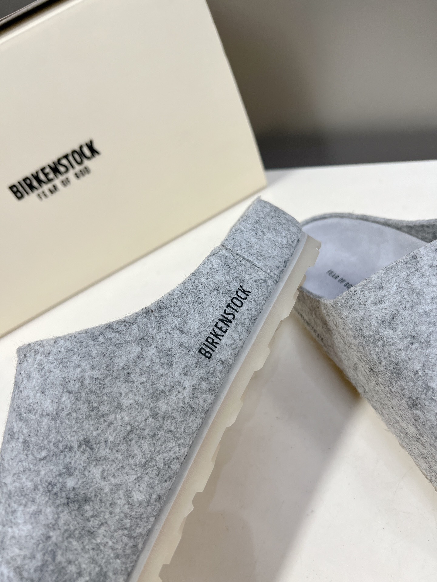  Fear of God✖️BIRKENSTOCK联名勃肯系列拖鞋！

脚背双交叉魔术带设计，极简主义，