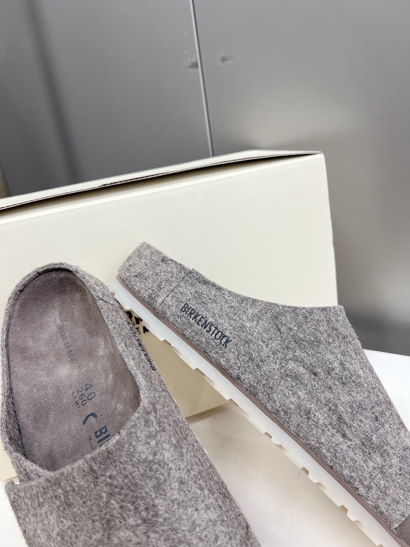  Fear of God✖️BIRKENSTOCK联名勃肯系列拖鞋！

脚背双交叉魔术带设计，极简主义，