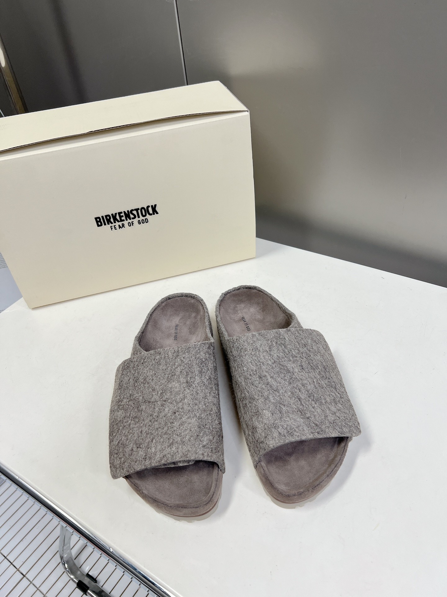  Fear of God✖️BIRKENSTOCK联名勃肯系列拖鞋！

脚背双交叉魔术带设计，极简主义，