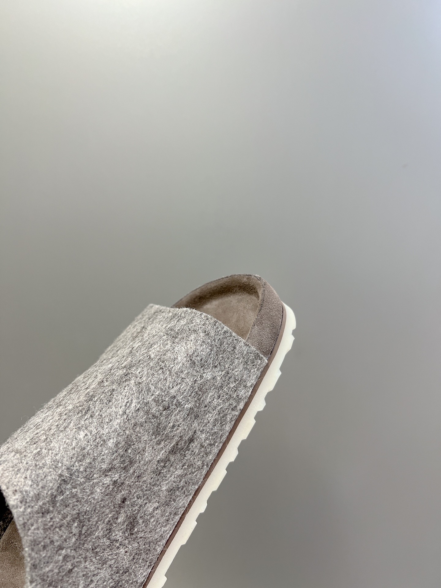  Fear of God✖️BIRKENSTOCK联名勃肯系列拖鞋！

脚背双交叉魔术带设计，极简主义，